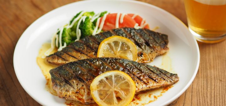Người Nhật có cách làm cá thu nướng sốt tiêu chanh siêu dễ bằng chảo chống dính: Học ngay thôi!