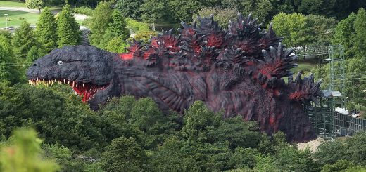 Quái vật khổng lồ Godzilla xuất hiện tại công viên Nhật, du khách thích thú đu dây từ miệng vào