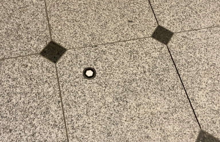 Ý nghĩa “đẫm máu” đằng sau 2 biểu tượng đặc biệt trên sàn nhà ga Tokyo - WOM JAPAN