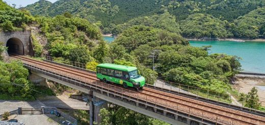 Nhật Bản: Xe buýt biến thành tàu điện trong vòng 15 giây