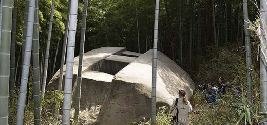 Bí ẩn viên đá cự thạch nặng 800 tấn trên đỉnh đồi ở Nhật Bản