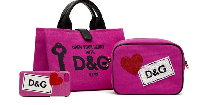 Dolce & Gabbana  ออกคอลเลคชั่นใหม่เอาใจสาวญี่ปุ่นโดยเฉพาะ กับธีม OPEN YOUR HEART WITH DG KEYS  คิดดูเอาแล้วกันว่าเก๋ไม่เก๋  สกรีนคำว่า Japan บนไอเท็มใหม่เด่นซะขนาดนั้น!