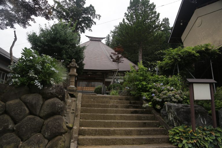 วัดMyosen-Ji ที่หลังคาสโลฟลงเพื่อให้หิมะไม่กองอยู่ด้านบน เพราะที่จังหวัดนากาโนะหิมะตกหนัก