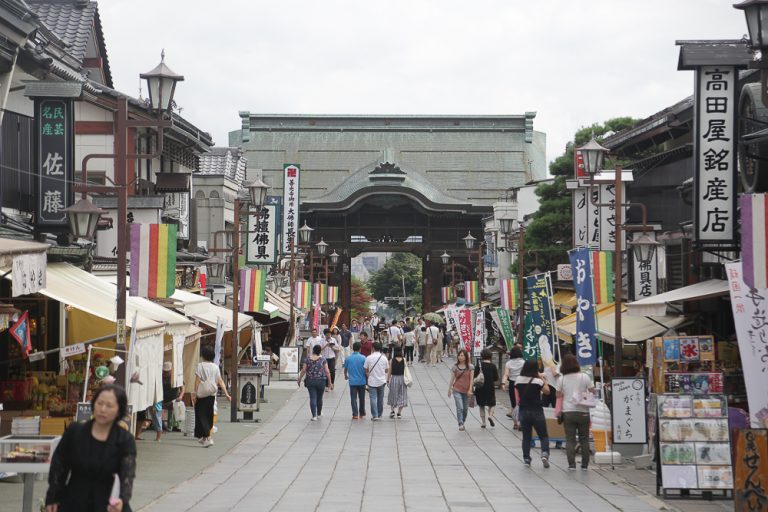 ถนนคนเดินก่อนถึงอาคารหลัก