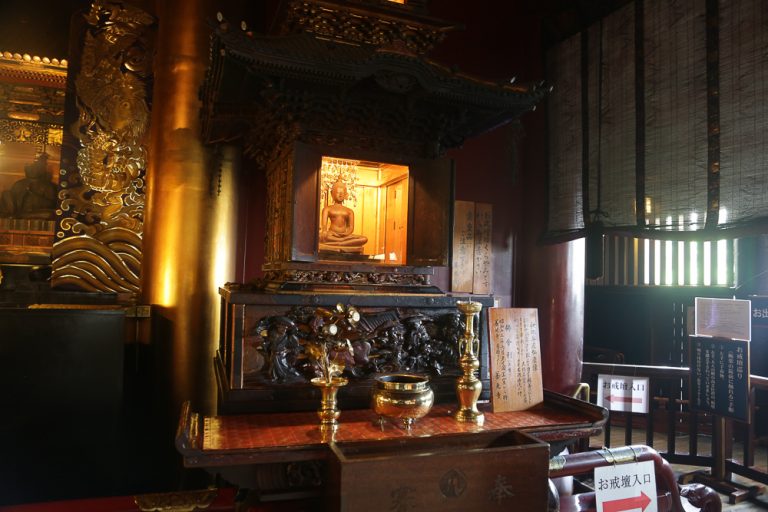 อุโมงค์ทางเดิน Kaidan Meguri ด้านหลังพระพุทธรูป