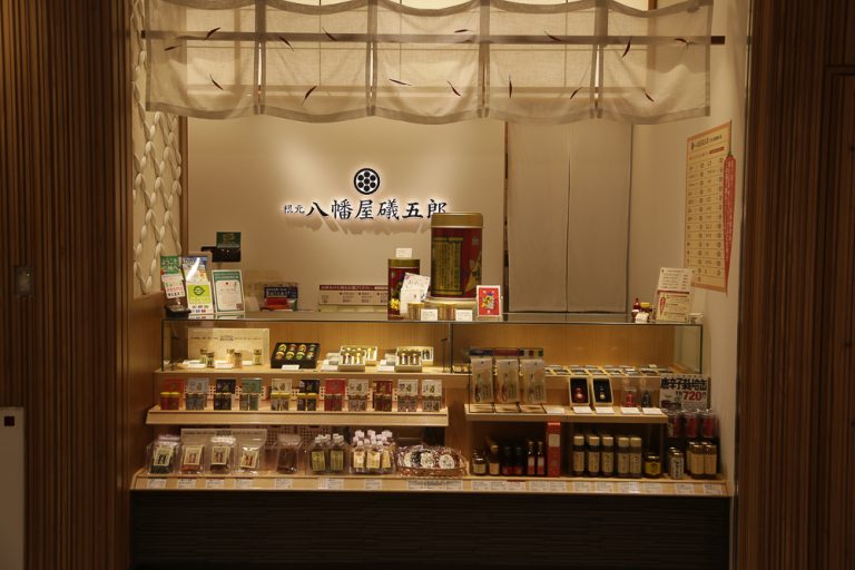 Yawataya Isogoro ร้านเครื่องเทศ หรือพริกป่น 7 ชนิด (ชิจิมิโทะงะระชิ)
