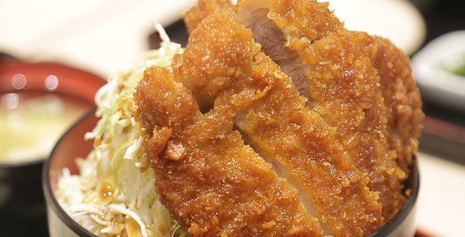 Mejite ร้านข้าวหมูทอดชุบซอสฉ่ำๆ โปะบนกระหล่ำปลีกองโต ที่ชั้น 3 ห้าง MIDORI
