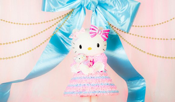 HELLO KITTY กับเสื้อผ้าโรแมนติกสุดหวานลิมิเต็ด ฉลองวันเกิดปีนี้ครบ 43 ปีแล้วจ้า! มีเงินอย่างเดียวซื้อไม่ได้ ต้องดวงดีด้วย!