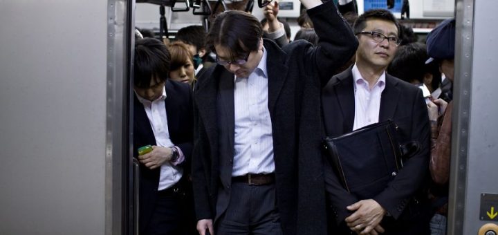 สื่อนอกตีแผ่ชีวิตคนวัยทำงาน ด้วยภาพถ่ายชุด Japanese Businessmen