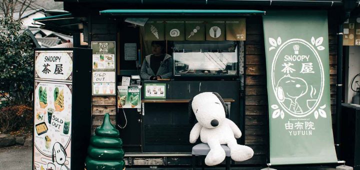 ขอต้อนรับปีจอ ด้วยการพาไปชมร้าน Snoopy Tea House ณ หมู่บ้าน Yufuin ที่เต็มไปด้วยอาหาร ขนม และของสะสมมากมาย สาวก Snoopy ต้องห้ามพลาด!