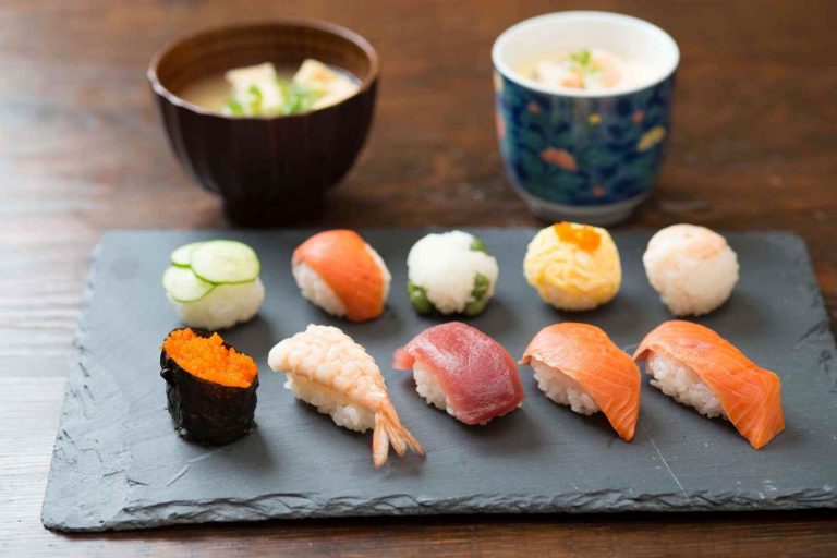 เรียนรู้จากต้นตำรับ ! แนะนำ 6 คอร์สเรียนทำซูชิที่ดีที่สุดในโตเกียว !! - Wom  Japan